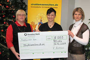 strahlemaennchen erh�lt Spende von Bertelsmann