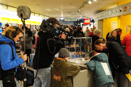 Strahlemaennchen im Lego-Shop