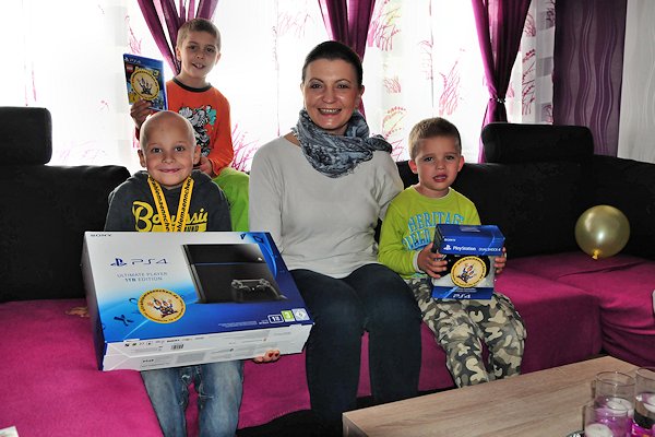 Justin und seine Br�der mit der Spielekonsole
