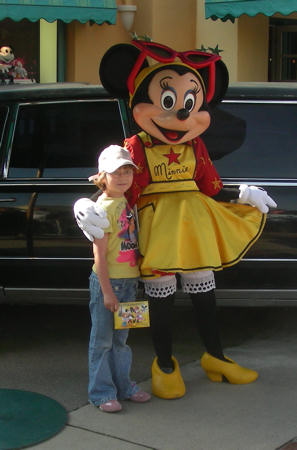 strahlemaennchen trifft minnie im Disneyland