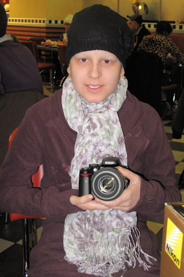 Elisabeth freut sich �ber ihre DSLR Kamera