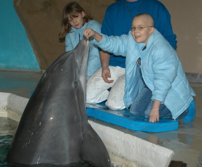 Giannina mit Schwester Cheleesa beim Delfinf�ttern