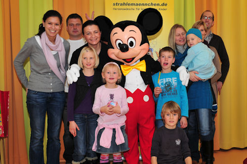 Beide Familien mit Geschwistern und Helfern