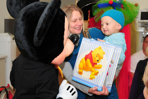 Hanna freut sich �ber Mickeys Geschenk