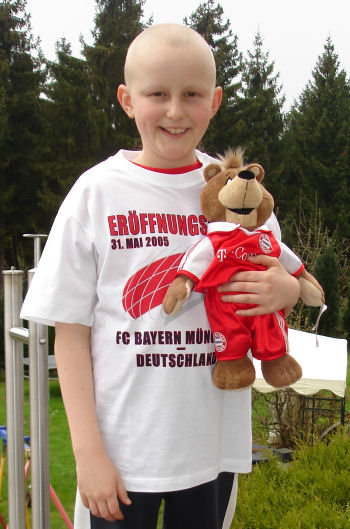 Strahlemaennchen uberreicht ein T-Shirt vom FC Bayern M�nchen mit Autogramm von Oliver Kahn