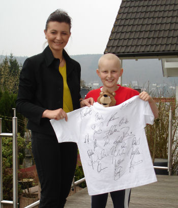 Strahlemaennchen �berreicht ein unterschriebenes T-Shirt vom FC Bayern M�nchen