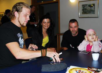 Tobias Regner schreibt Autogramme