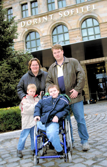 Familie vor dem Dorint Sofitel