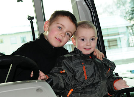 Luca mit Alexander beim Treckertest