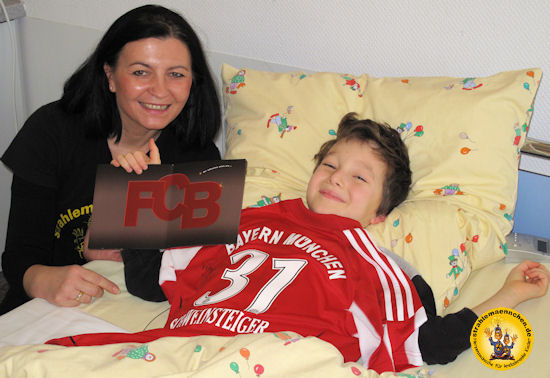 Neal mit FCB Geschenk