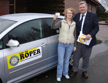 Silke mit ihrem F�hrerschein