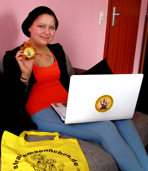 Vicky mit ihrem neuen Notebook